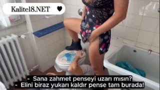 Tesisatçı pornosu: İtalyan milf kadın tamirciyi tahrik ediyor