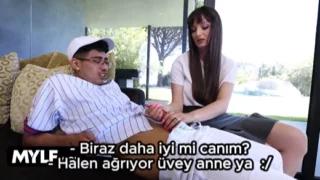 Üvey oğlunun sikine masaj yapan seksi milf!