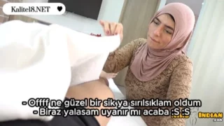 Türbanlı üvey abla kardeşinin sikini yalarken yakalanıyor